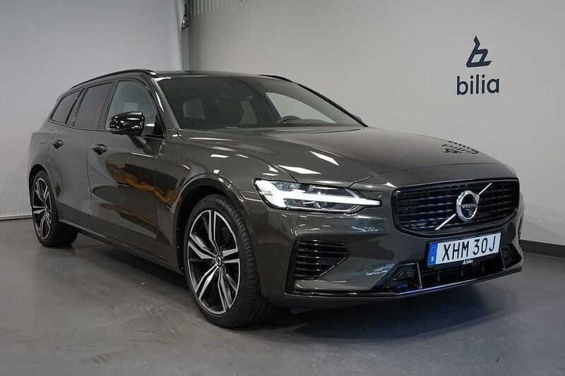 Mörkgrå (grå) Begagnad 2022 Volvo V60 R-Design Kombi | 449 000 kr (Marknadspris) - Bild 1/3