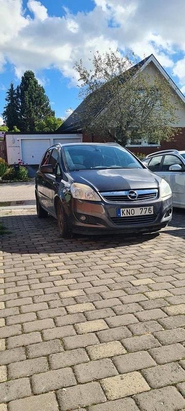 Grå Begagnad 2010 Opel Zafira Minibuss | 25 000 kr (Superpris) - Bild 1/1