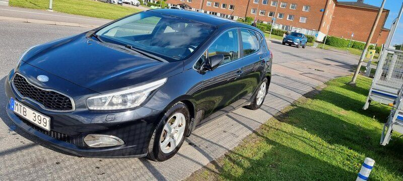 Svart Begagnad 2013 Kia Ceed Comfort Halvkombi | 57 500 kr (Bra pris) - Bild 1/4