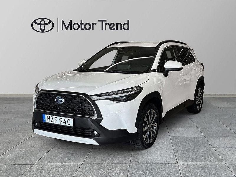 Vit Begagnad 2023 Toyota Corolla Cross Style SUV | 384 900 kr (Marknadspris) - Bild 1/4