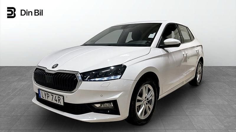 Vit (candy white) Begagnad 2023 Skoda Fabia Style Halvkombi | 214 900 kr (Marknadspris) - Bild 1/4