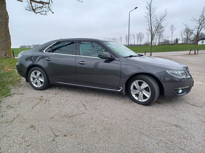 Grå Begagnad 2010 Saab 9-5 Vector Sedan | 110 000 kr (Marknadspris) - Bild 1/4