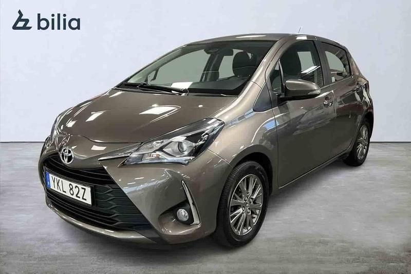Grå Begagnad 2019 Toyota Yaris Halvkombi | 134 900 kr - Bild 1/1