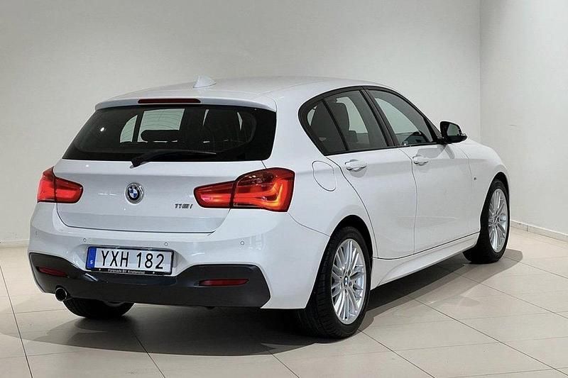 Vit Begagnad 2018 BMW 118 M Sport Halvkombi | 159 900 kr (Marknadspris) - Bild 1/4