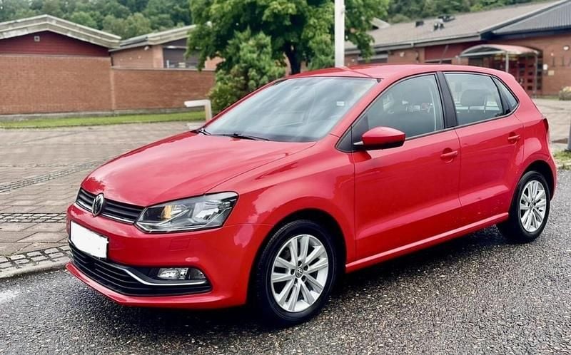 Röd Begagnad 2017 VW Polo Halvkombi | 119 000 kr (Bra pris) - Bild 1/4