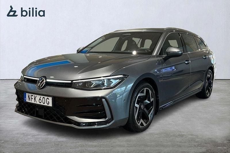 Mörkgrå Begagnad 2024 VW Passat R-line Kombi | 459 000 kr - Bild 1/4
