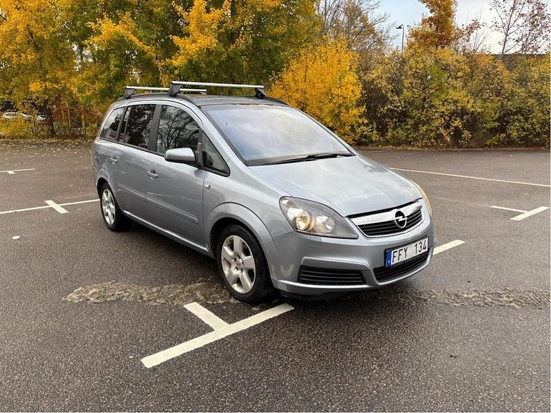 Grå Begagnad 2006 Opel Zafira Minibuss | 19 900 kr (Marknadspris) - Bild 1/4