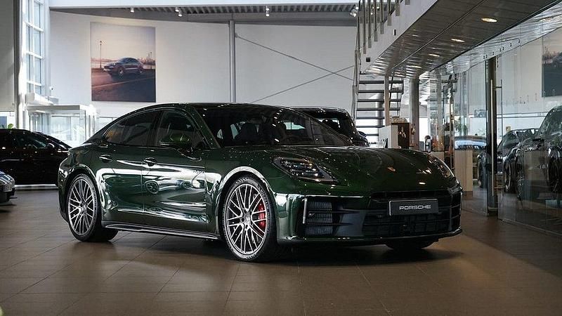 Mörkgrön Ny 2025 Porsche Panamera 4S Sedan | 1 499 000 kr - Bild 1/4