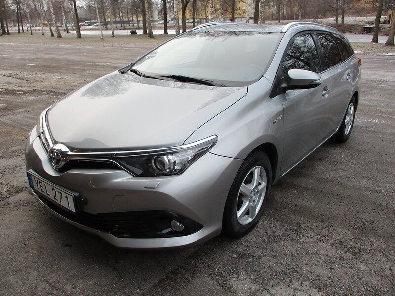 Ljusgrå Begagnad 2016 Toyota Auris Touring Sports Active Kombi | 159 000 kr (Marknadspris) - Bild 1/4
