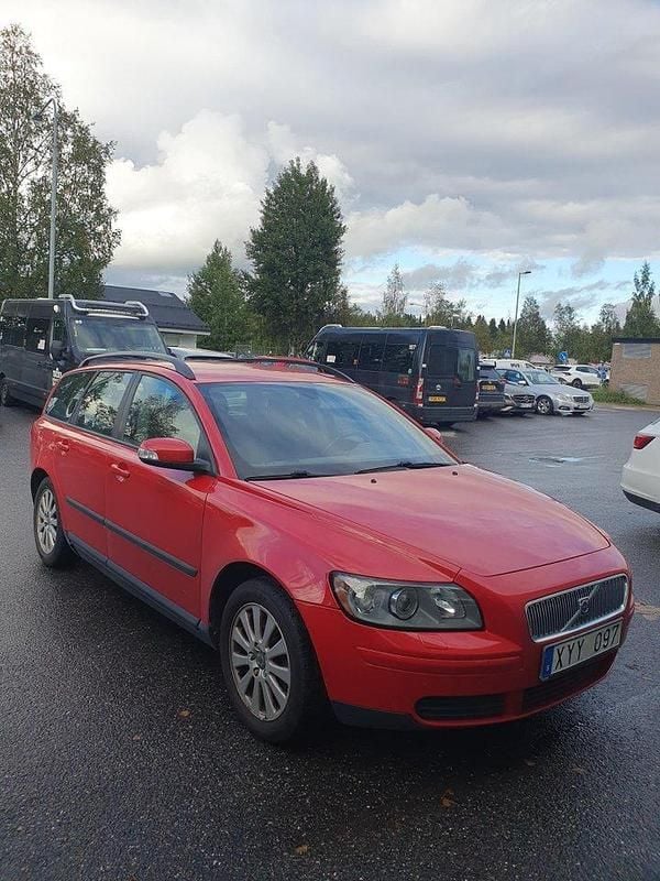 Röd Begagnad 2007 Volvo V50 Kinetic Kombi | 26 900 kr (Marknadspris) - Bild 1/4