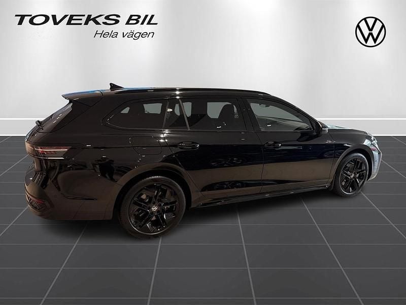 Begagnad VW Passat R-line 177 HK (130 kW) 2025 Grenadilla black metallic Kombi