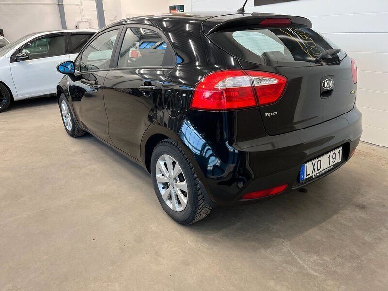 Begagnad Kia Rio 85 HK (62 kW) 2011 Svart Halvkombi