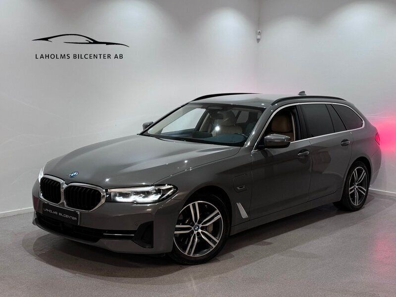 Grå Begagnad 2022 BMW 530e Kombi | 294 900 kr (Bra pris) - Bild 1/4