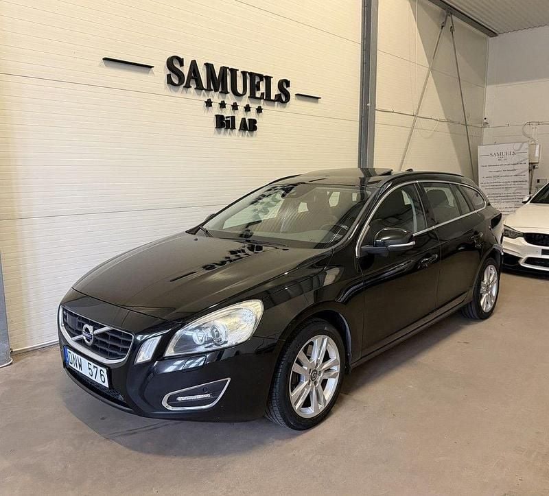 Svart Begagnad 2013 Volvo V60 Momentum Kombi | 104 900 kr (Superpris) - Bild 1/4