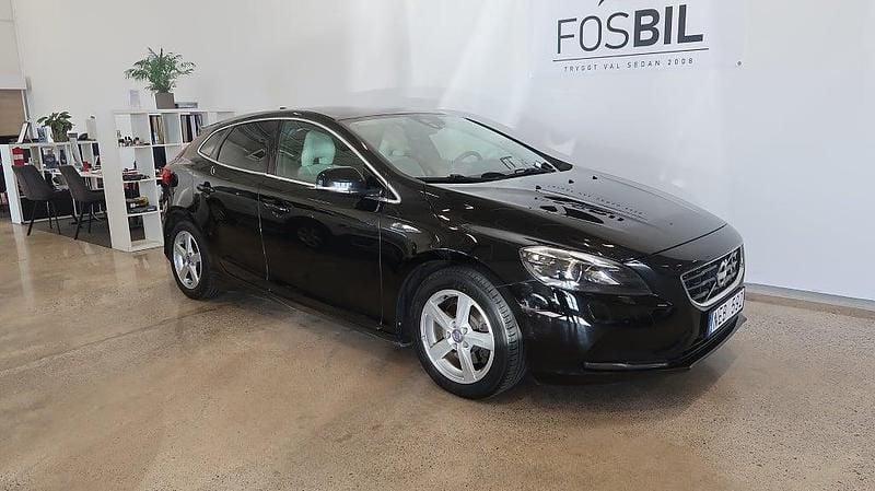 Svart Begagnad 2012 Volvo V40 Momentum Kombi | 119 900 kr (Marknadspris) - Bild 1/3