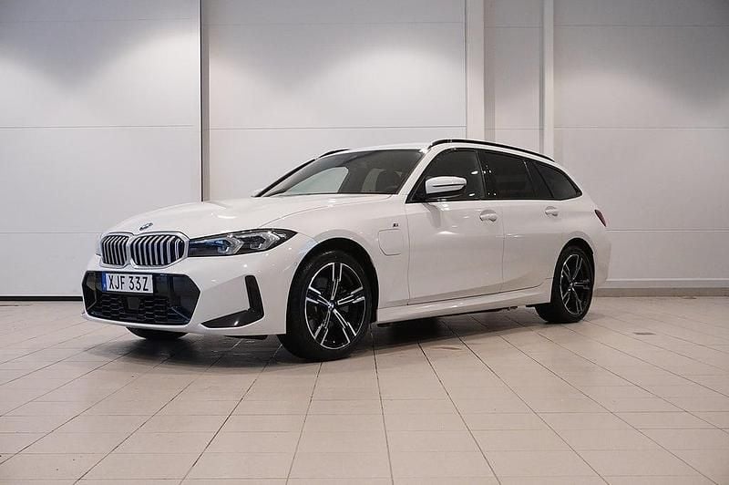 Vit Begagnad 2025 BMW 330e M Sport Kombi | 499 800 kr (Superpris) - Bild 1/4