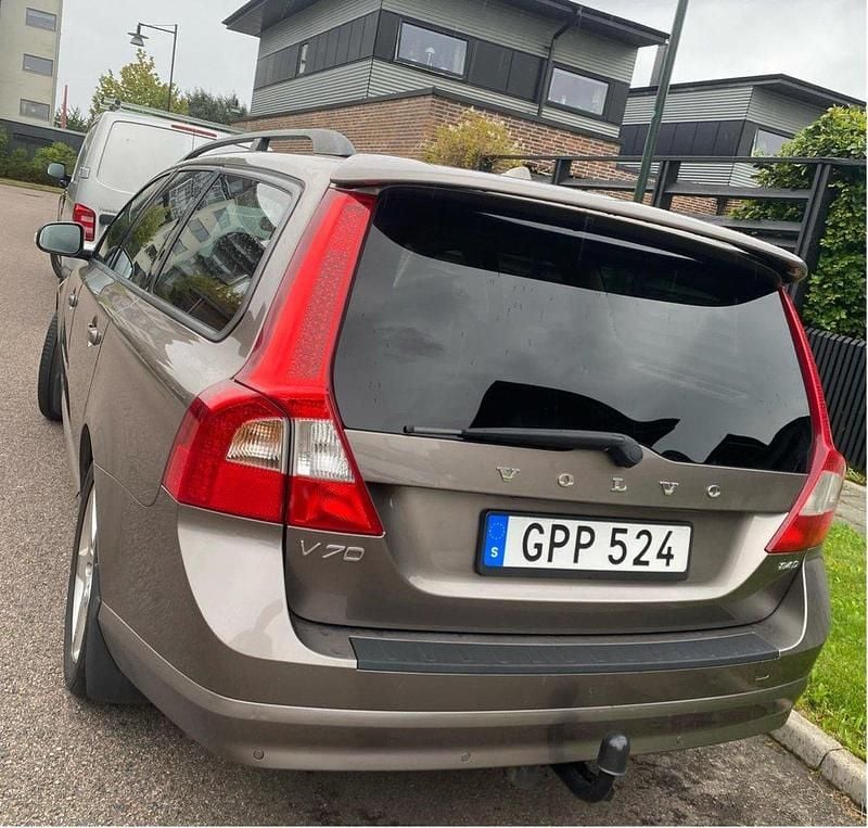 Grå Begagnad 2008 Volvo V70 Kombi | 48 000 kr (Lite dyr) - Bild 1/4