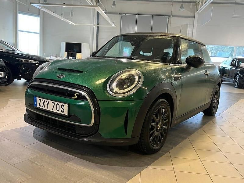 Begagnad Mini Cooper Essential 135 kW (184 HK) 2023 British racing green iv metallic Halvkombi