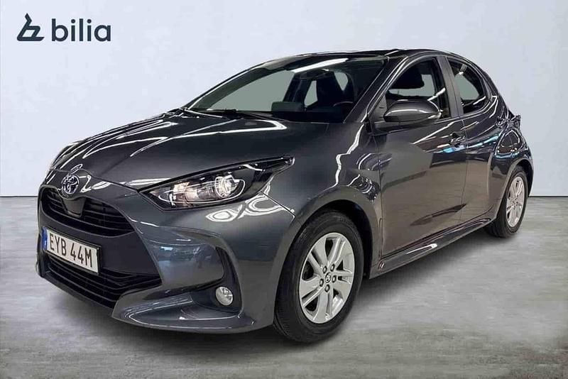Mörkgrå Begagnad 2022 Toyota Yaris Hybrid Active Halvkombi | 219 900 kr (Marknadspris) - Bild 1/1