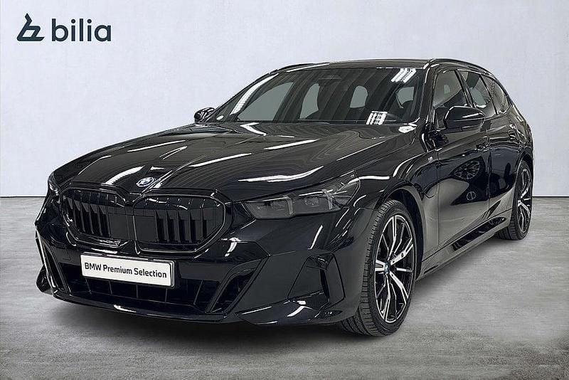 Svart Begagnad 2025 BMW 530e M Sport Kombi | 669 900 kr (Marknadspris) - Bild 1/4