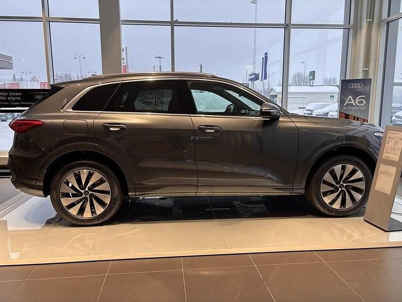 Ny Audi Q5 252 HK (185 kW) 2025 Daytonagrå pärleffekt SUV