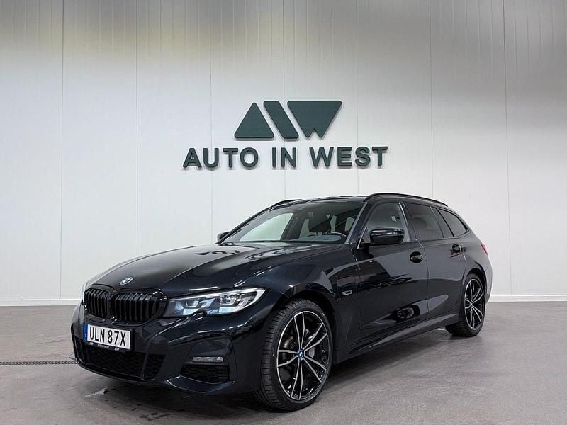 Svart Begagnad 2022 BMW 330e M Sport Kombi | 359 900 kr (Marknadspris) - Bild 1/4
