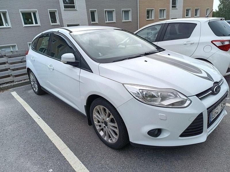 Vit Begagnad 2011 Ford Focus Halvkombi | 48 000 kr (Marknadspris) - Bild 1/4