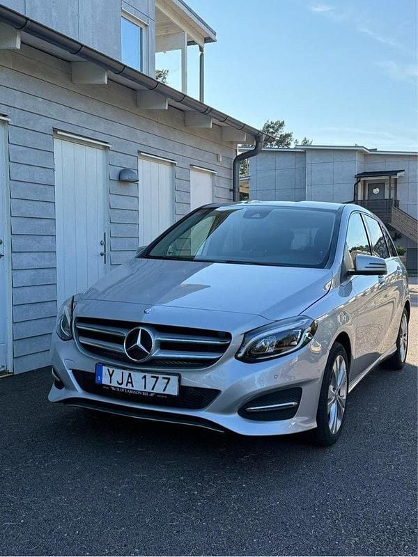 Silver Begagnad 2017 Mercedes B180 Minibuss | 170 000 kr (Marknadspris) - Bild 1/4