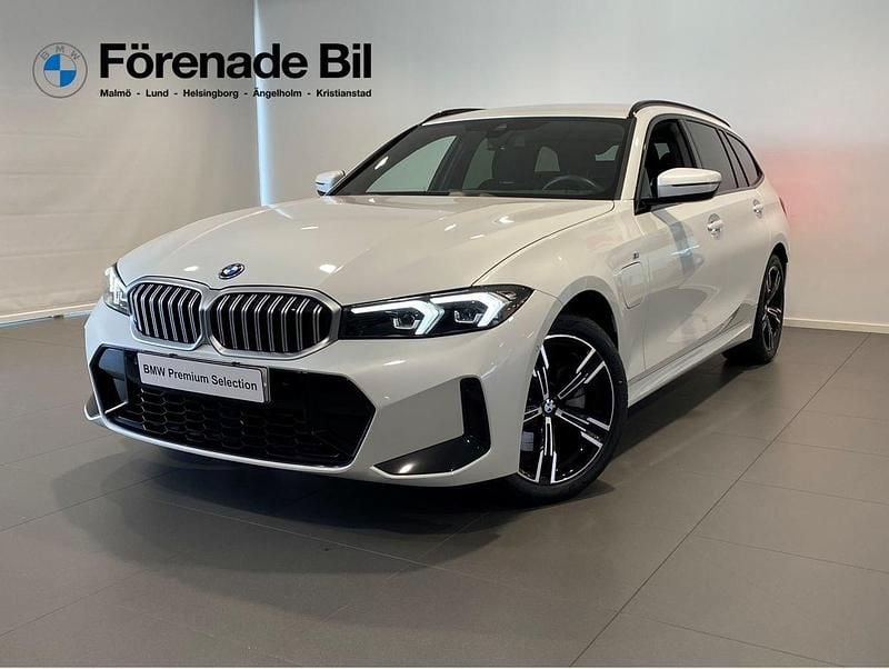 Vit Begagnad 2025 BMW 330e M Sport Kombi | 489 000 kr (Lite dyr) - Bild 1/4