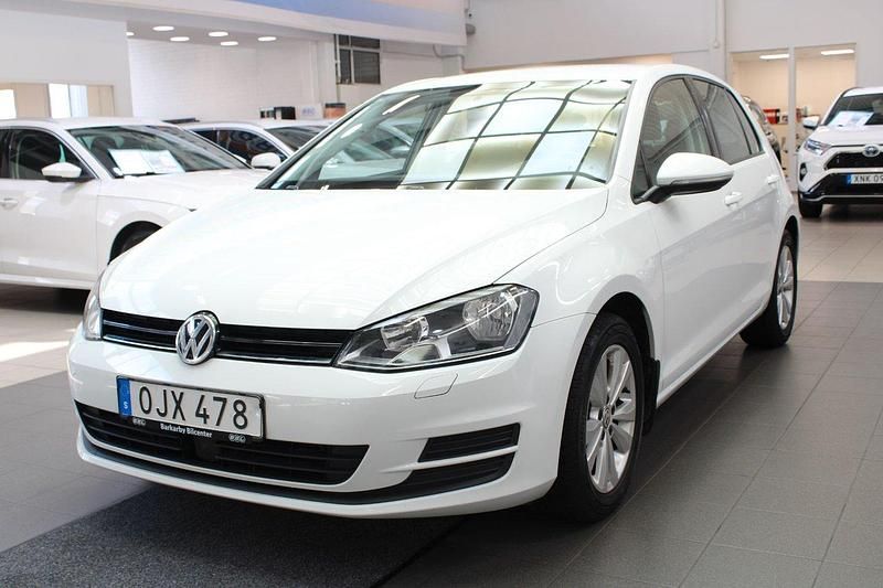 Vit Begagnad 2016 VW Golf VII Halvkombi | 119 900 kr (Marknadspris) - Bild 1/4