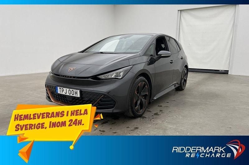 Mörkgrå (mgrå) Begagnad 2023 Cupra Born e-Boost Halvkombi | 264 800 kr (Marknadspris) - Bild 1/3