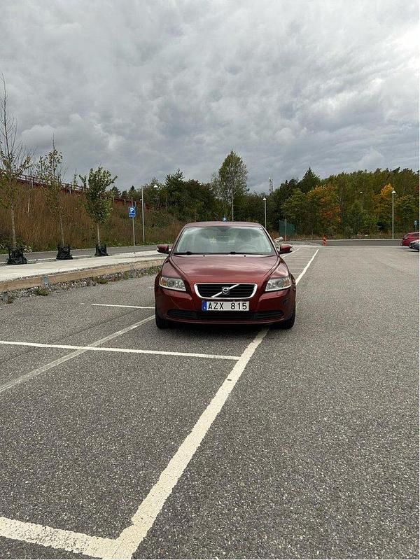 Röd Begagnad 2008 Volvo S40 Kinetic Sedan | 54 900 kr (Lite dyr) - Bild 1/4
