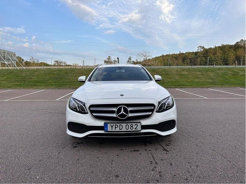 Vit Begagnad 2018 Mercedes E200 Avantgarde Kombi | 209 000 kr (Bra pris) - Bild 1/4