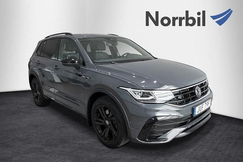 Mörkgrå Begagnad 2023 VW Tiguan R-line SUV | 399 000 kr (Dyr) - Bild 1/4