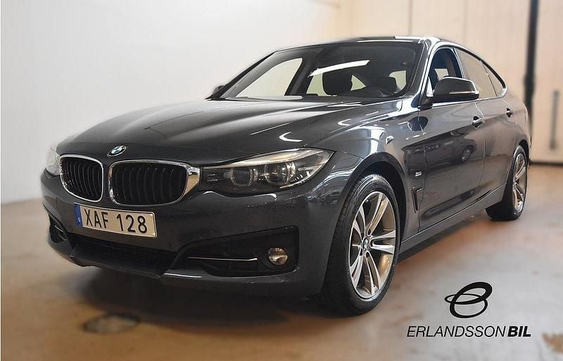 Grå Begagnad 2017 BMW 320 Gran Turismo Sport Line Halvkombi | 169 900 kr (Marknadspris) - Bild 1/4