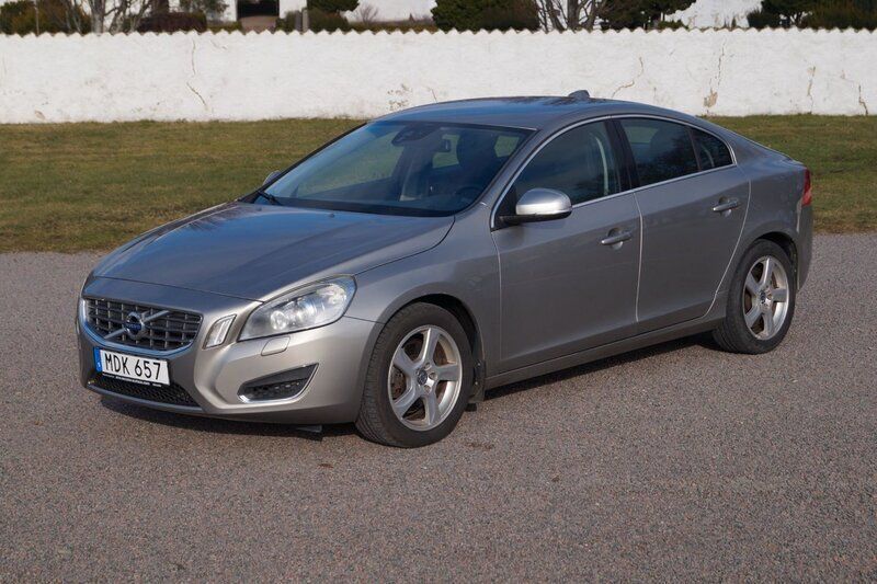 Ljusbrun (brun) Begagnad 2011 Volvo S60 Momentum Sedan | 89 900 kr (Marknadspris) - Bild 1/4