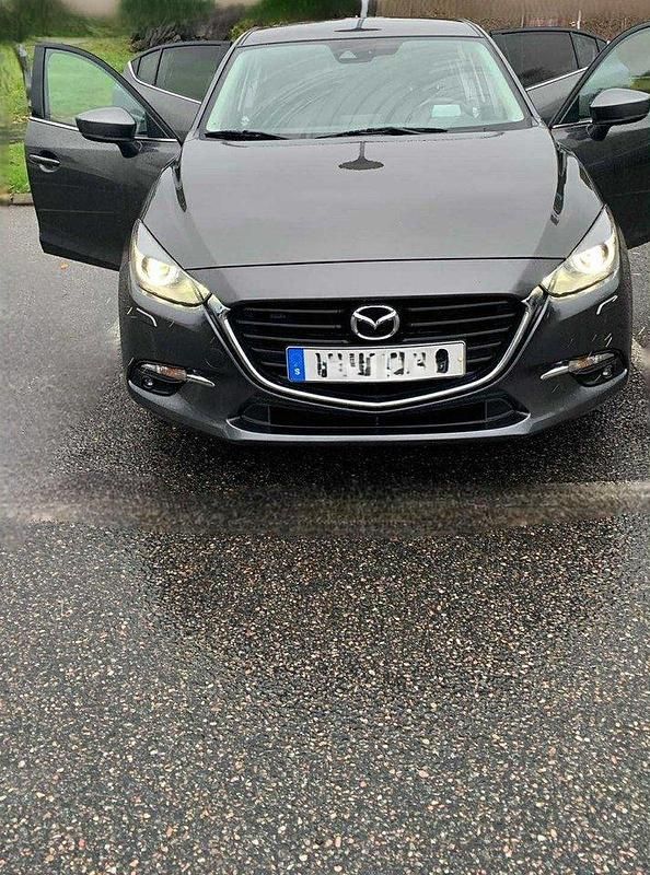 Grå Begagnad 2018 Mazda 3 Inclusive Halvkombi | 190 000 kr (Marknadspris) - Bild 1/4