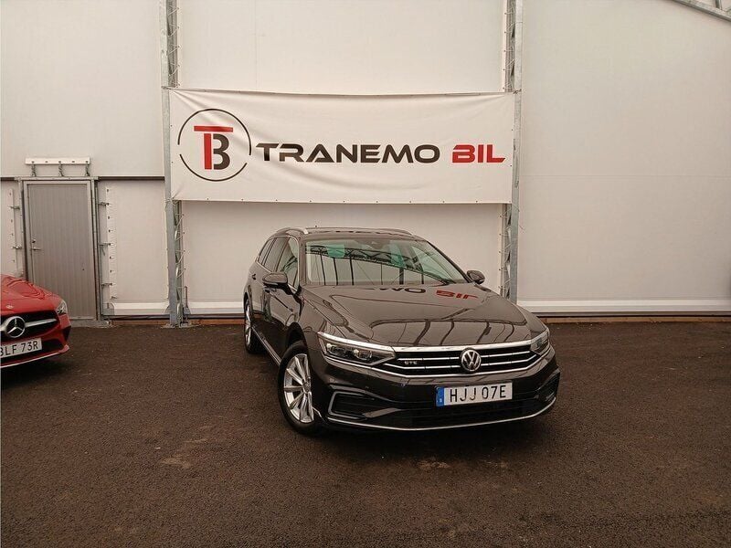 Mörkgrå Begagnad 2020 VW Passat GTE Kombi | 219 900 kr (Bra pris) - Bild 1/4