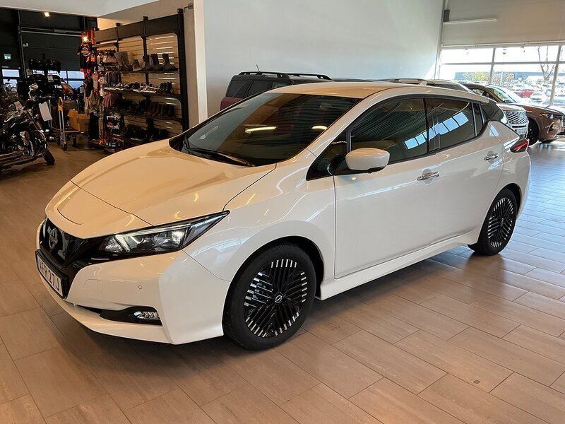 Vit Begagnad 2022 Nissan Leaf N-Connecta Halvkombi | 218 000 kr (Marknadspris) - Bild 1/4