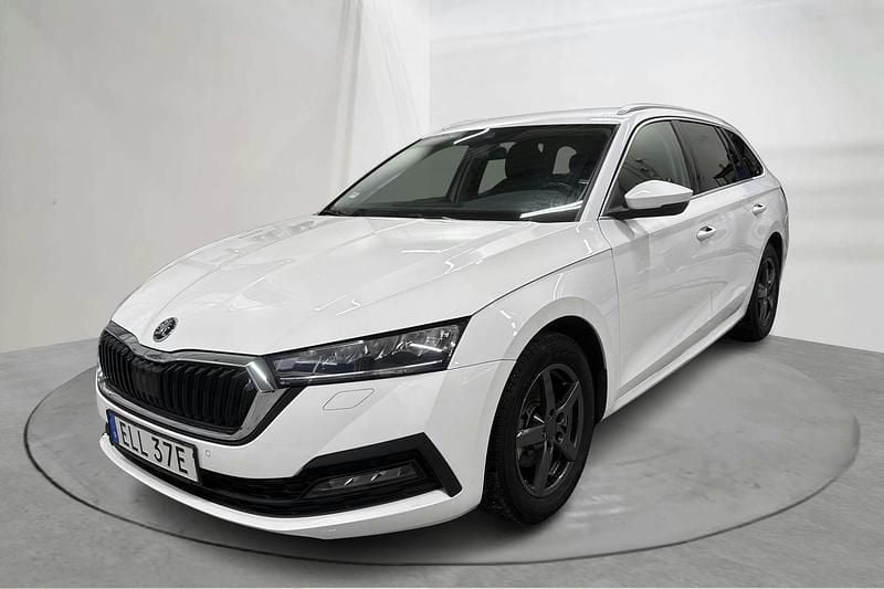 Vit Begagnad 2022 Skoda Octavia Kombi | 210 000 kr (Superpris) - Bild 1/4