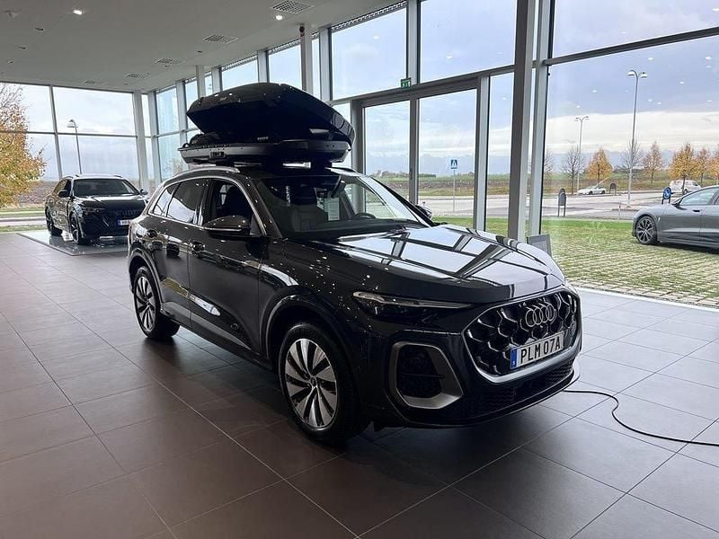 Grå (daytonagrå pärleffekt) Ny 2025 Audi Q5 Sport SUV | 765 500 kr (Dyr) - Bild 1/4