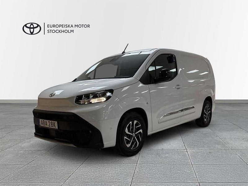 Vit Begagnad 2024 Toyota Proace City City Minibuss | 399 900 kr (Marknadspris) - Bild 1/4