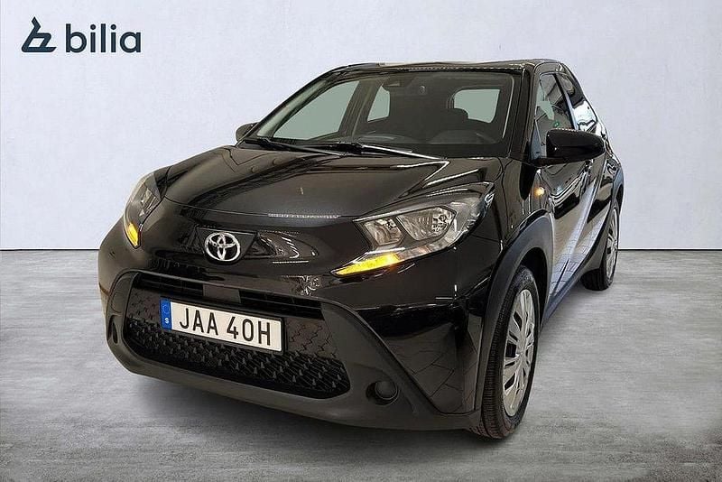 Svart Begagnad 2022 Toyota Aygo Play Halvkombi | 149 900 kr (Marknadspris) - Bild 1/4