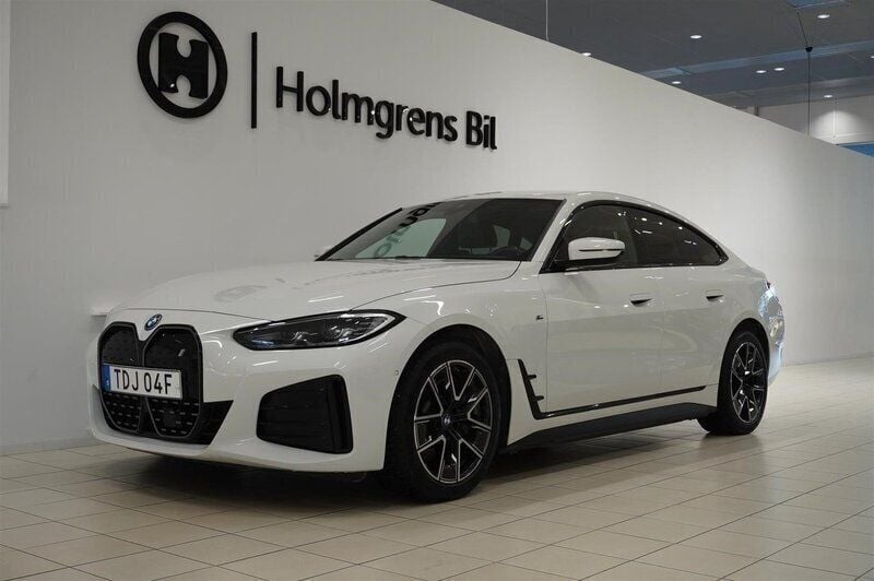 Vit Begagnad 2022 BMW i4 Shadowline Sedan | 549 900 kr (Lite dyr) - Bild 1/4