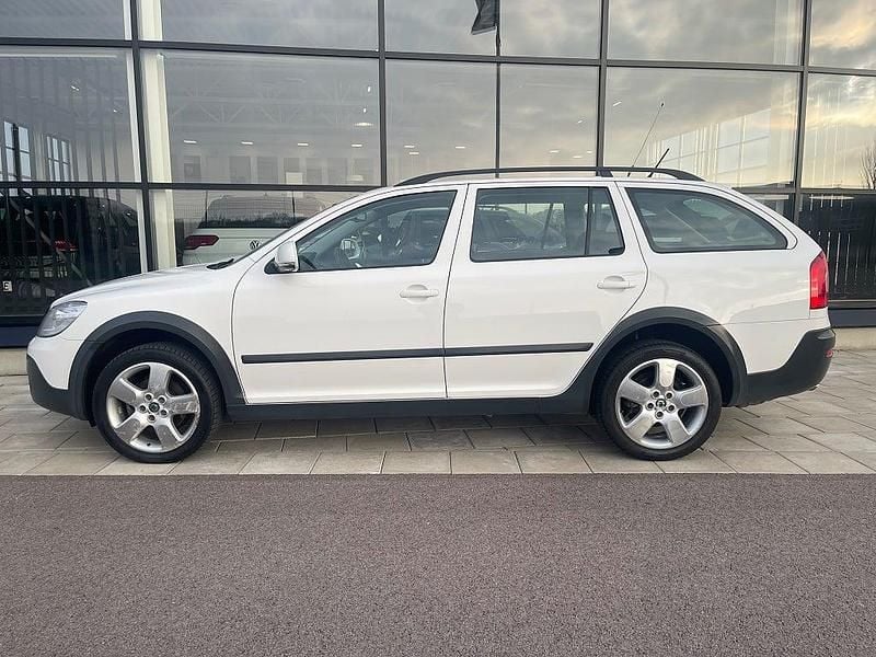 Begagnad Skoda Octavia Scout 140 HK (102 kW) 2011 Vit Kombi
