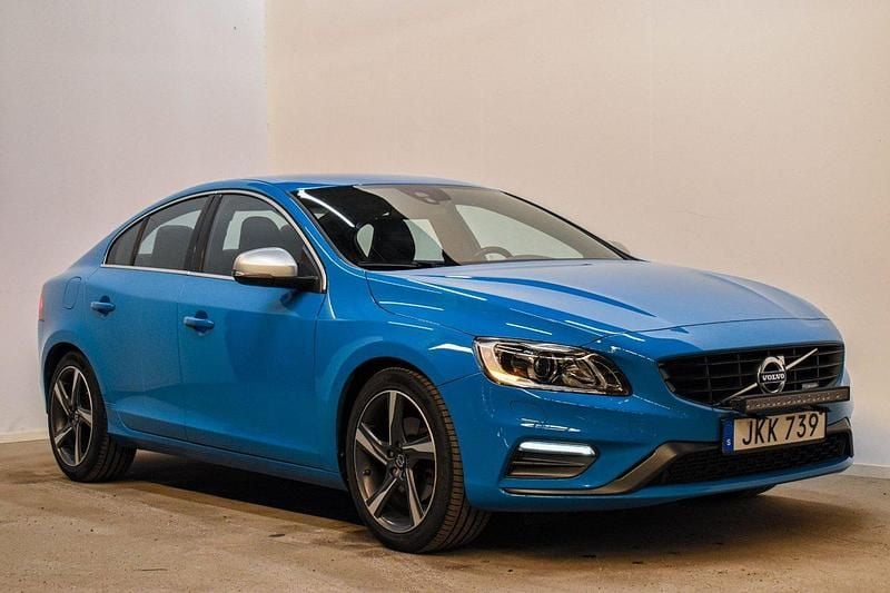 Blå Begagnad 2014 Volvo S60 R-Design Sedan | 119 800 kr (Marknadspris) - Bild 1/4