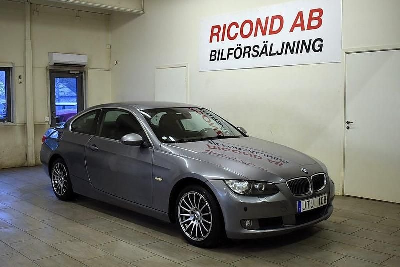 Grå Begagnad 2008 BMW 325 Comfort Edition Sportkupé | 99 900 kr (Marknadspris) - Bild 1/4
