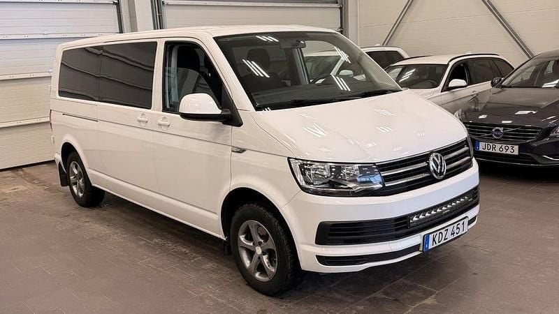 Vit Begagnad 2018 VW Caravelle Minibuss | 229 900 kr (Bra pris) - Bild 1/4