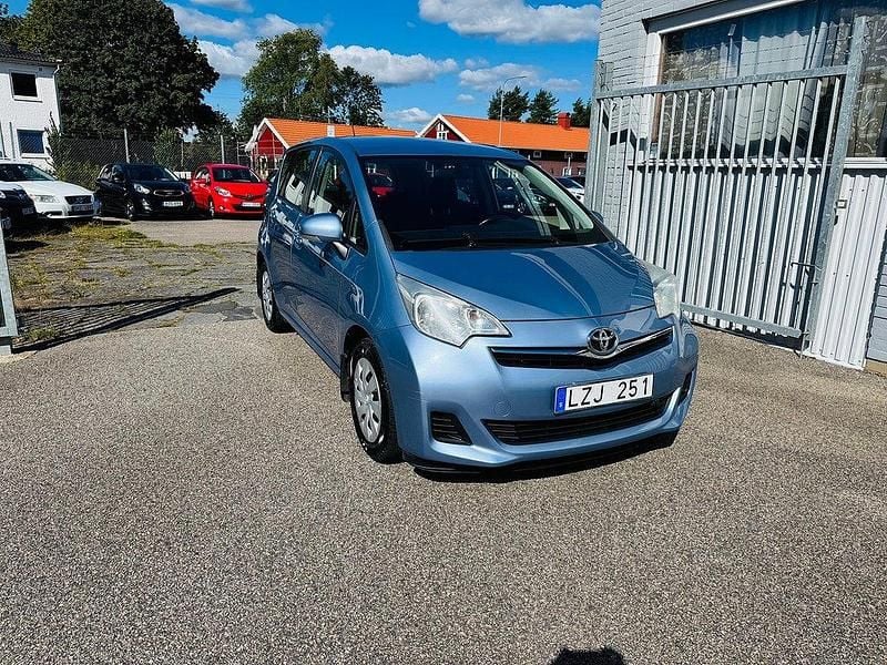 Ljusblå Begagnad 2011 Toyota Verso-S Minibuss | 59 900 kr (Marknadspris) - Bild 1/4