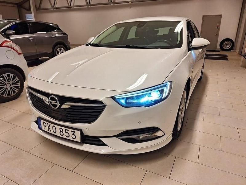 Vit Begagnad 2017 Opel Insignia Business Halvkombi | 165 000 kr (Marknadspris) - Bild 1/4